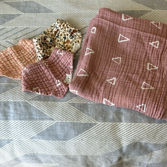 Mebie Baby Other - Mebie Baby Bibs & Swaddle Blanket